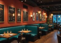 Gemütliches Restaurantinterieur mit Gourmetgerichten auf einem Tisch