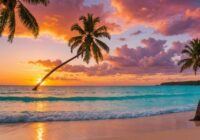 Tropisch strand met gouden zand en turquoise water