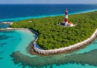 Klein Curaçao Strand, türkisfarbenes Wasser und Leuchtturm