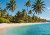 Tropischer Strand mit goldenem Sand und türkisfarbenem Wasser